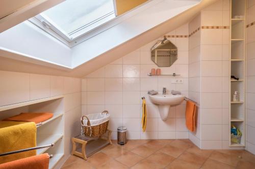 łazienka z umywalką i oknem dachowym w obiekcie Schwippl w mieście Meckenbeuren