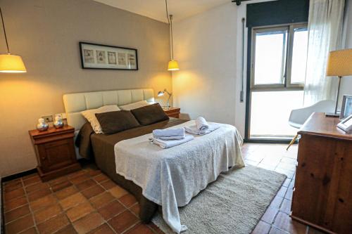 サロウにあるMargon Litoral Costa Dorada - ONLY FAMILIESのベッドルーム1室(ベッド1台、テーブル、タオル付)