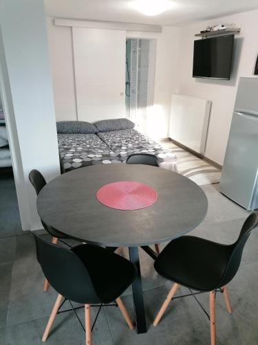 Cuisine ou kitchenette dans l'établissement Apartma Pr Urarj