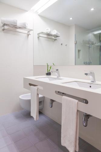Ένα μπάνιο στο Hotel Maciá Granada Five Senses Rooms & Suites