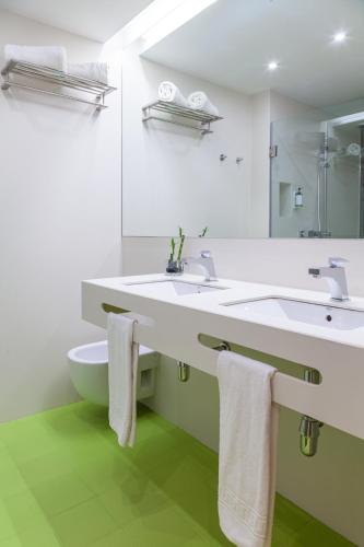 Ένα μπάνιο στο Hotel Maciá Granada Five Senses Rooms & Suites