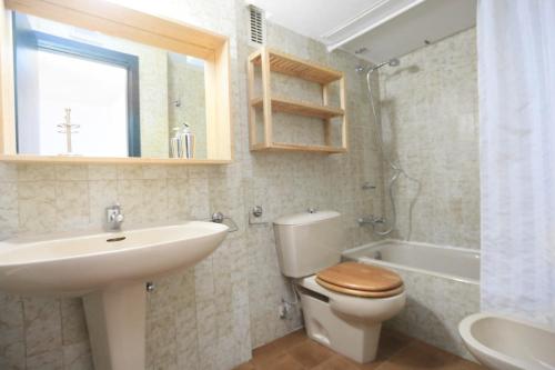 サロウにあるMargon Litoral Costa Dorada - ONLY FAMILIESのバスルーム(トイレ、洗面台、バスタブ付)