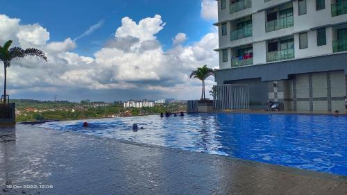 una grande piscina di fronte a un edificio di Homestay Juita Vista Bangi a Kajang