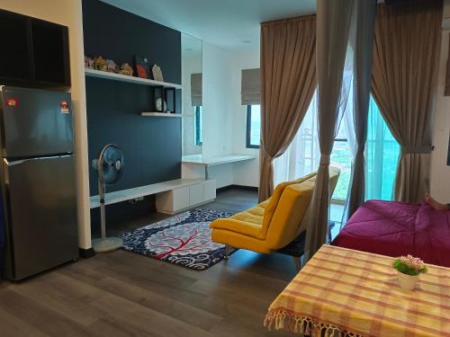 un soggiorno con sedia gialla e una cucina di Homestay Juita Vista Bangi a Kajang