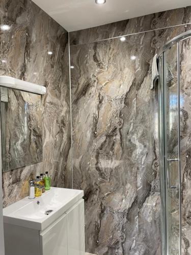 un bagno con lavandino e doccia di Carlton House Scarborough a Scarborough