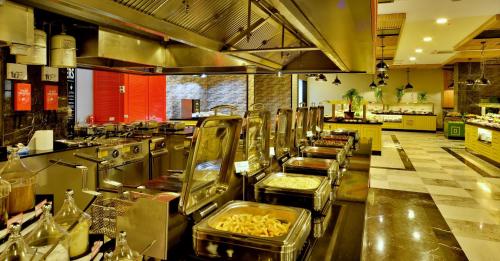 een keuken met meerdere schalen met eten in een restaurant bij Seaden Valentine Resort & Spa in Side