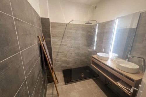 uma casa de banho com 2 lavatórios e um chuveiro em Label Etape - 2min GARE - WIFI - TeRRaSSe em Marselha