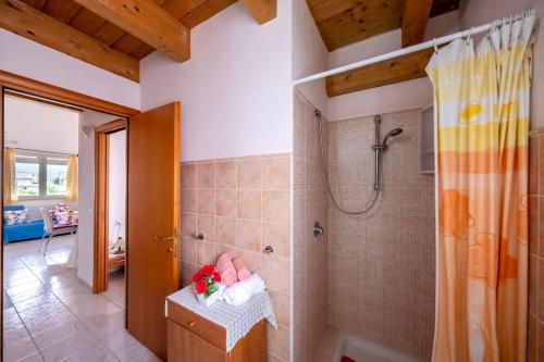 y baño con ducha, lavamanos y ducha. en Casa Vacanza sotto torre, en Calasetta