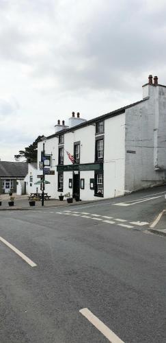 een wit gebouw aan de straatkant bij George Washington Inn in Carnforth