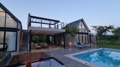 una casa con piscina frente a ella en Lindi Lodge, Mjejane Game Reserve en Hectorspruit
