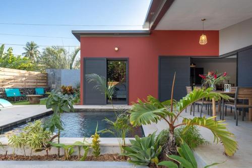 a house with a swimming pool in the yard at Villa Benjoin St-Pierre Piscine chauffée et mer in Saint-Pierre