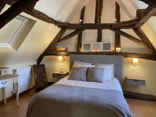 Un pat sau paturi într-o cameră la Le Domaine de Camberoux gite