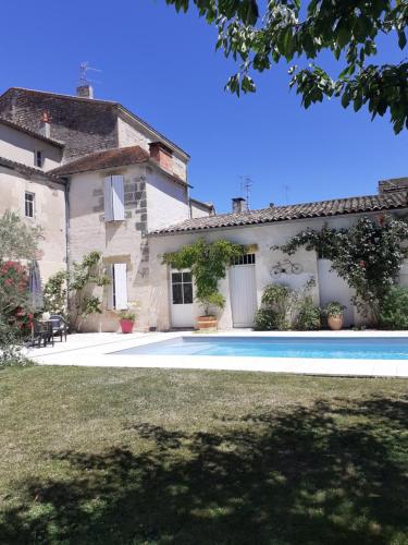 une vue extérieure d'une maison avec piscine dans l'établissement Le Cerisier, à Sainte-Foy-la-Grande