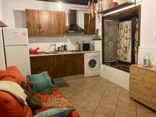 a kitchen with a washer and dryer in a room at La Casina Apartamento Turistico centro Plasencia AT-CC-0650 in Plasencia