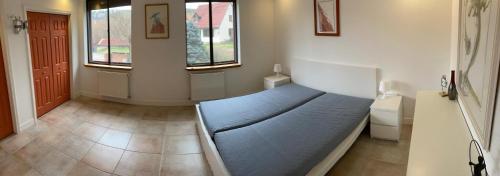 um quarto com uma cama no canto de um quarto em Amerikai Álom em Orfű