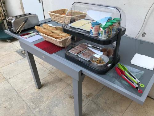 a table with a lunch box on top of it at Maison Boussingault in Avignon