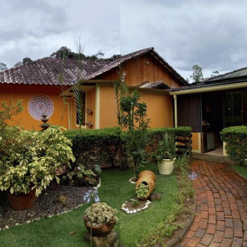 a garden in front of a house at Chácara Toca da Zuca in Divino de São Lourenço