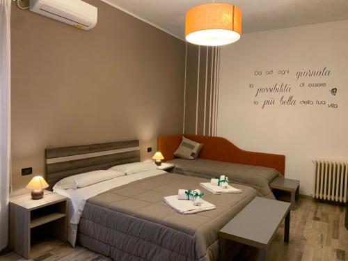 ein Schlafzimmer mit einem Bett und zwei Tischen mit Essen drauf in der Unterkunft Villa Anna GuestHouse in Brindisi