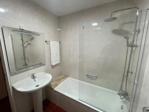 y baño con lavabo, bañera y ducha. en NorthWind Apartment, en Póvoa de Varzim