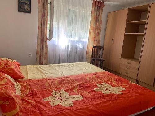 Cheerfull 2-bedroom with patio. Close to all ameneties.