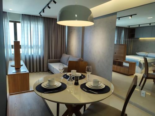 comedor y sala de estar con mesa y sillas en Rio Park Ave, Studio 4 - By TRH Invest, en Recife