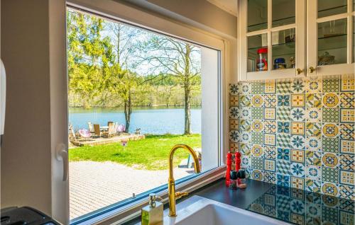 una cocina con una ventana con vistas a un lago en Nice Home In Stare Czaple With Wifi en Stare Czaple