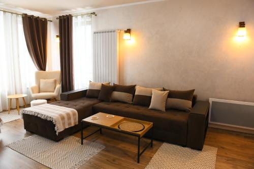 un soggiorno con divano e tavolo di Apartment Svetoslava a Pamporovo