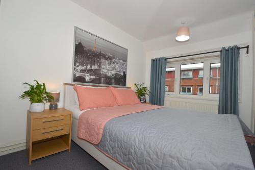 una camera con letto e finestra di Entire 4-Bed House & Parking, Steps from ICC & City-Center & Broad Street a Birmingham