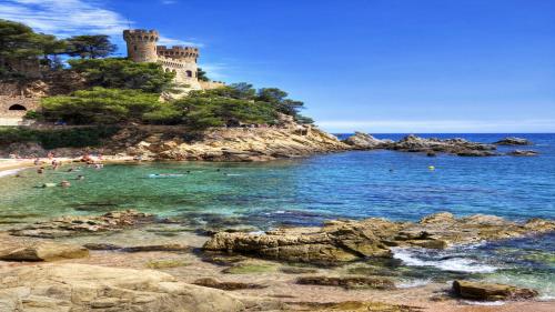 Catalunya Casas Fun and Frolic in Lloret del Mar 3500 meters to beach!