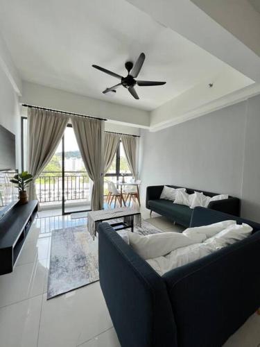 sala de estar con sofá y ventilador de techo en Lily Ville en Tanah Rata