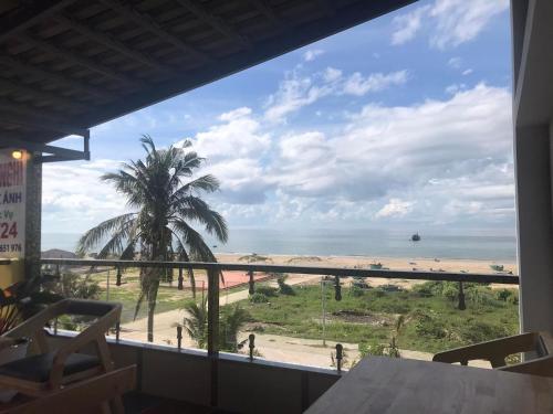 een raam van het restaurant met uitzicht op het strand bij Nhà Nghỉ Ngọc Ánh in Ấp Tam Tân