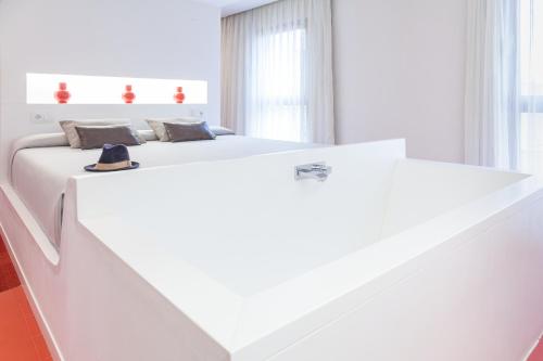 Ένα ή περισσότερα κρεβάτια σε δωμάτιο στο Hotel Maciá Granada Five Senses Rooms & Suites