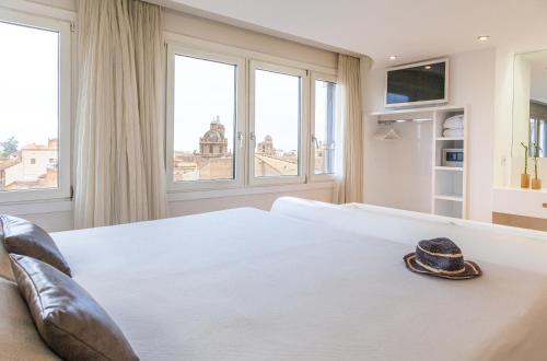 Ένα ή περισσότερα κρεβάτια σε δωμάτιο στο Hotel Maciá Granada Five Senses Rooms & Suites