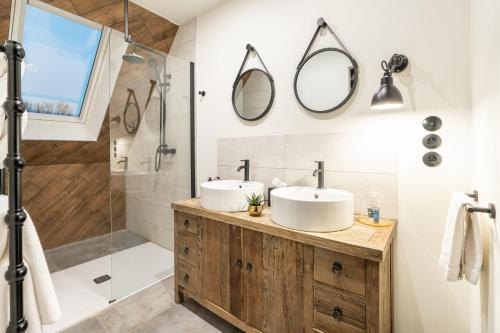 a bathroom with two sinks and a shower at Les Jardins de Coppélia in Pennedepie