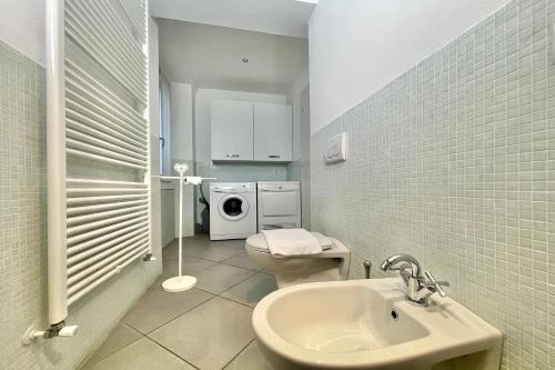 een badkamer met een wastafel en een wasmachine bij Menaggio Fantastico in Menaggio