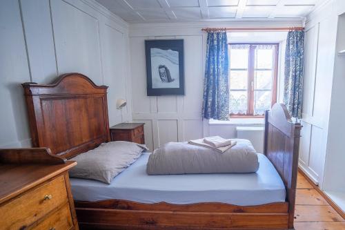 een kleine slaapkamer met een bed en een raam bij Albergo San Gottardo in Airolo