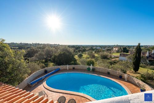 an overhead view of a swimming pool on a house at Casa Carob in Lagoa