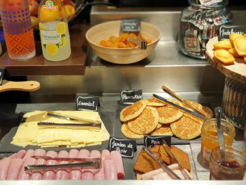 ホテルの敷地内または近くでの食事または食べ物