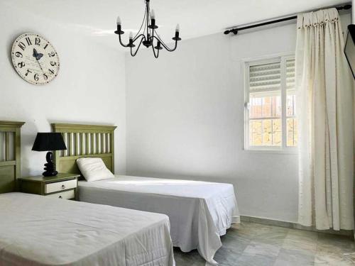 Säng eller sängar i ett rum på Apartamento en Estepona Marbella