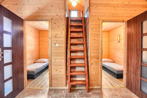 ウストシキ・ドルネにあるU Źródeł Strwiążaの二段ベッド3組とはしごが備わるお部屋です。