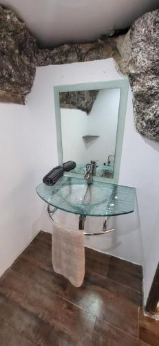 een glazen wastafel met een spiegel aan een muur bij Casa en Alella, Barcelona in Alella