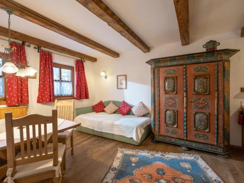 蒂羅爾州奧伯恩多夫的住宿－Landhaus Ammer，一间卧室配有一张床和一个大型木制橱柜