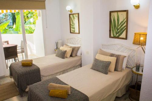 Benalgolf Lovely apartment in Benalmádena with Sea Views, Excellent WIFI connection, private Backyard with BBQ