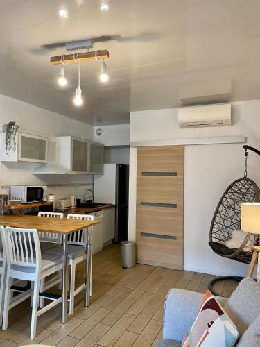 une cuisine et un salon avec une table et des chaises dans l'établissement Appartement à louer, Bandol, à Bandol