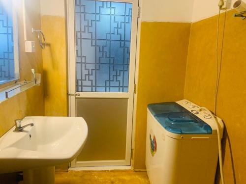 bagno con lavandino, servizi igienici e finestra di Agmend Holidays - Two Bedrooms Apartment a Galle