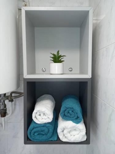 un porte-serviettes avec des serviettes dans une salle de bain dans l'établissement Appart 2/4 pers proche centre avec Balcon, Parking, à Narbonne