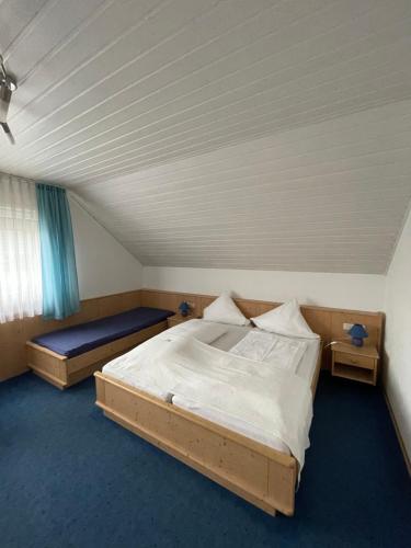 - une chambre avec 2 lits dans une pièce au plafond dans l'établissement FeWo Spoth - Rust/Europa-Park, à Rust