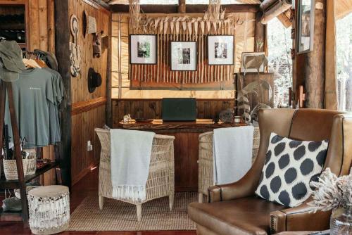 een kamer met een tafel, een stoel en een bureau bij Isambane Camp in Balule Game Reserve