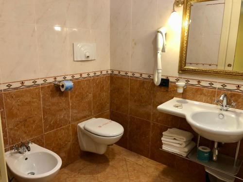 Koupelna v ubytování Grand Hotel Osman