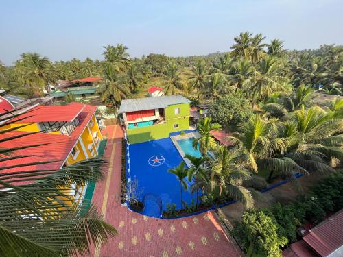 Agacaim的住宿－Brit's Palace Goa，享有带游泳池的度假村的顶部景致